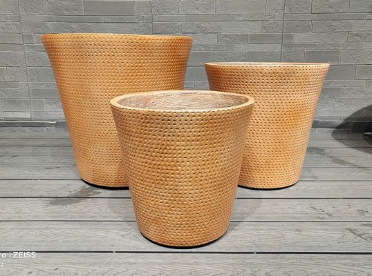 وعاء فخاري من الطين المستدير بنمط منقط من الألياف المستديرة بلون بني ترابي دافئ منسوج